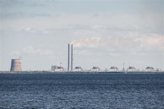 Toàn cảnh nhà máy điện hạt nhân Zaporizhzhia. (Ảnh: AFP/TTXVN) Ngoại trưởng Mỹ, Ukraine điện đàm trao đổi về hỗ trợ quốc phòng ảnh 1