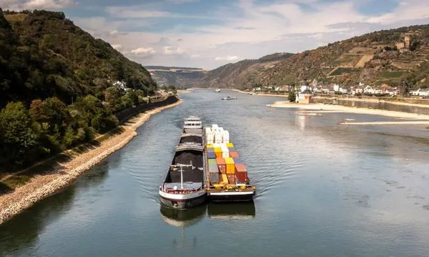 Đức: Hoạt động lưu thông trên sông Rhine gián đoạn vì tàu mắc cạn ảnh 1