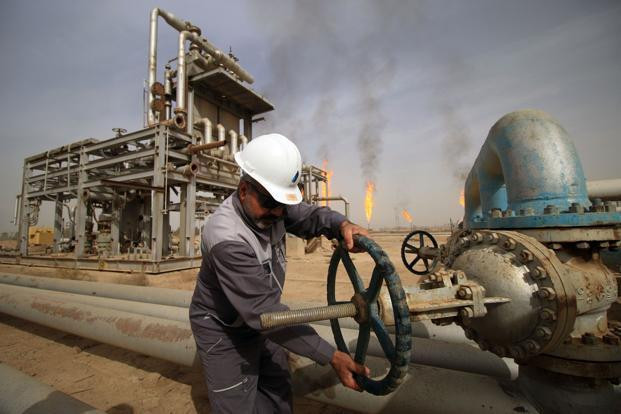 Ảnh minh họa. (Nguồn: AFP) Giá dầu thế giới tăng hơn 2% do đồn đoán OPEC sẽ giảm sản lượng ảnh 1