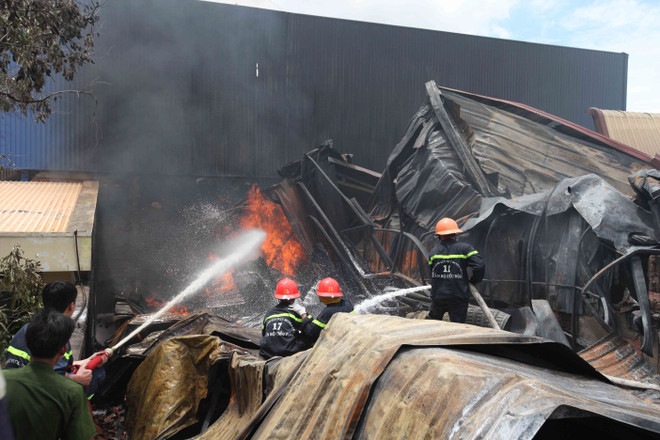 Đồng Nai: Hỏa hoạn thiêu rụi một kho vải trên tuyến quốc lộ 51 ảnh 1