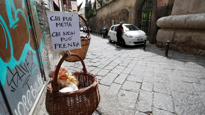 Italy: “Giỏ đoàn kết” ấm áp tình người giữa mùa dịch bệnh ở Napoli ảnh 1