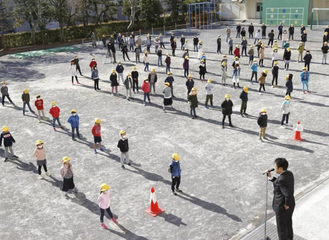 Dịch COVID-19: Nhật Bản mở cửa trở lại trường học ở một số khu vực ảnh 1