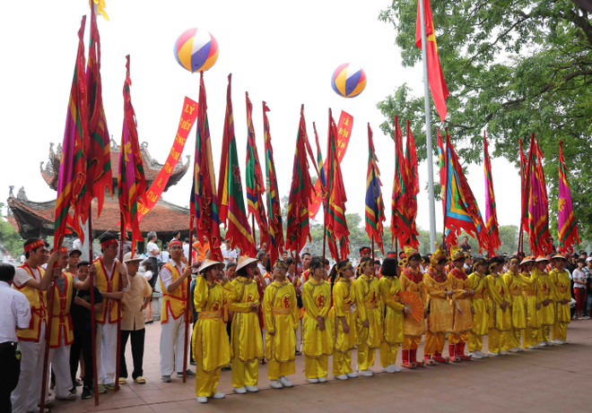 Hàng nghìn người dân nô nức trảy hội Đền Đô tại tỉnh Bắc Ninh ảnh 2