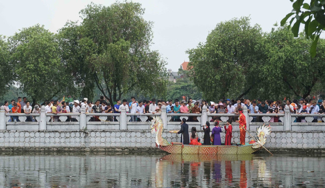 Hàng nghìn người dân nô nức trảy hội Đền Đô tại tỉnh Bắc Ninh ảnh 4
