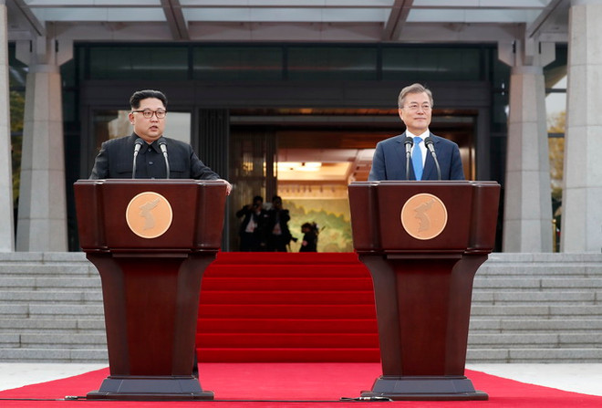 Tổng thống Hàn Quốc Moon Jae-in và nhà lãnh đạo Triều Tiên Kim Jong-un trong cuộc buổi họp báo về tuyên bố chung Panmunjom. (Nguồn: Yonhap/TTXVN) Tổng thống Hàn Quốc kêu gọi Quốc hội sớm phê chuẩn Tuyên bố Panmunjom ảnh 1