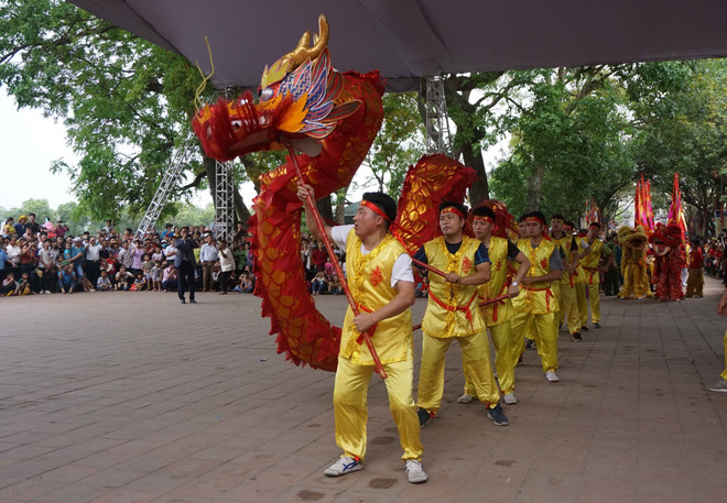 Hàng nghìn người dân nô nức trảy hội Đền Đô tại tỉnh Bắc Ninh ảnh 3