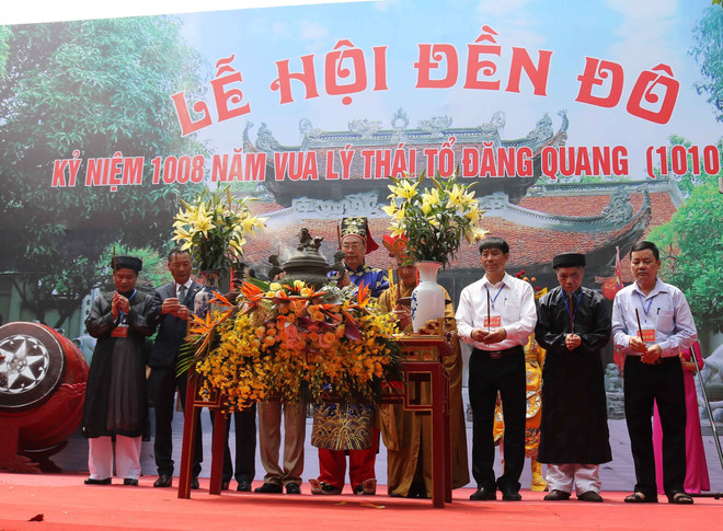 Hàng nghìn người dân nô nức trảy hội Đền Đô tại tỉnh Bắc Ninh ảnh 1