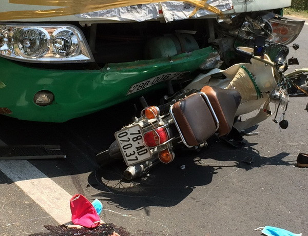 Phú Yên: Va chạm giữa xe buýt và xe gắn máy khiến 2 người thương vong ảnh 1