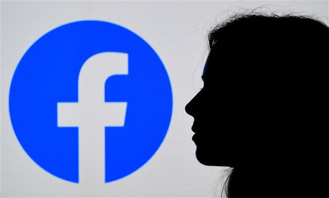Biểu tượng Facebook tại Arlington, Virginia, Mỹ. (Ảnh: AFP/TTXVN) Facebook vẫn lãi đậm trong quý 3 giữa "bão tố" chỉ trích ảnh 1