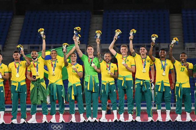 Đội bóng đá Brazil có thể bị phạt vì không mặc đồng phục lên nhận HCV ảnh 1