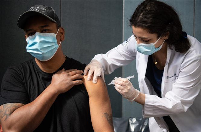 Tiêm vaccine ngừa COVID-19 cho người dân tại New York City, Mỹ. (Ảnh: AFP/TTXVN) Mỹ mời người có ảnh hưởng trên mạng xã hội khuyến khích tiêm vaccine ảnh 1
