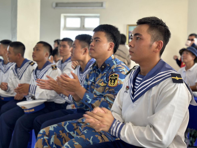 Các chiến sỹ hải quân tại Đảo Đá Tây B giao lưu văn nghệ cùng đoàn công tác. (Ảnh: Thuỳ Giang/Vietnam+) Quần đảo Trường Sa trong trái tim người Việt Nam năm châu ảnh 5