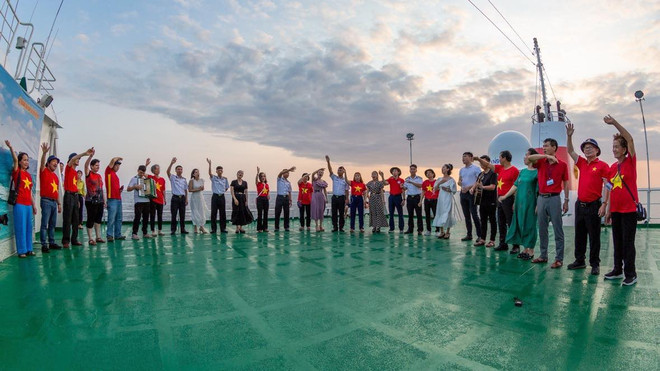Kiều bào giao lưu văn nghệ trên Tàu 571. (Ảnh: Thuỳ Giang/Vietnam+) Quần đảo Trường Sa trong trái tim người Việt Nam năm châu ảnh 4
