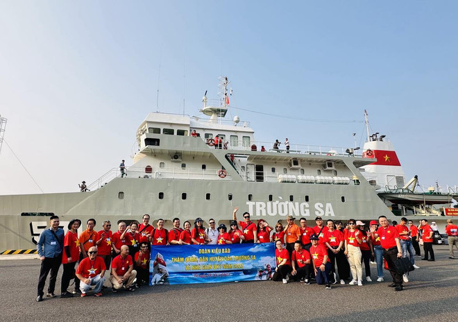 Đoàn Kiều bào trước giờ khởi hành lên tàu ra Đảo Trường Sa. (Ảnh: Thuỳ Giang/Vietnam+) Quần đảo Trường Sa trong trái tim người Việt Nam năm châu ảnh 2