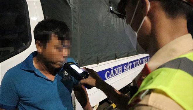 Khởi tố đối tượng say rượu có hành vi chống người thi hành công vụ ảnh 1