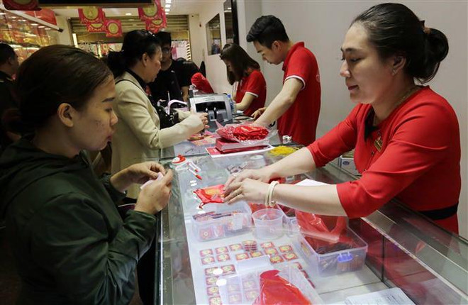 Thị trường vàng trong nước có một tuần giao dịch khá biến động ảnh 1