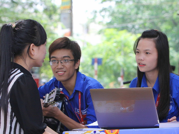 Sinh viên tình nguyện Thủ đô tận tình “Cùng bạn đi thi” ảnh 1