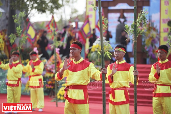 Hàng vạn người dân hành hương về miền đất Phật Yên Tử ảnh 4