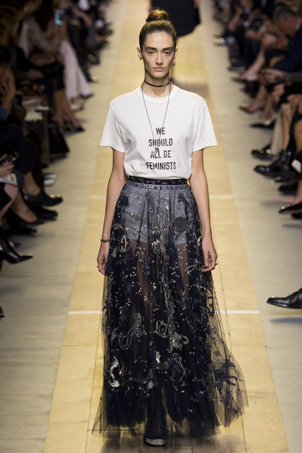 Ba mẫu áo thun đang làm điên đảo sàn diễn đường phố ảnh 19