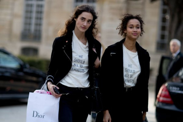 Ba mẫu áo thun đang làm điên đảo sàn diễn đường phố ảnh 27