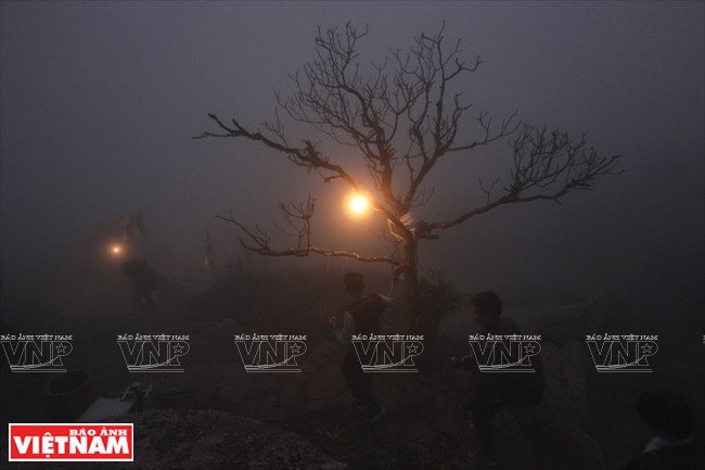 Hàng vạn người dân hành hương về miền đất Phật Yên Tử ảnh 10