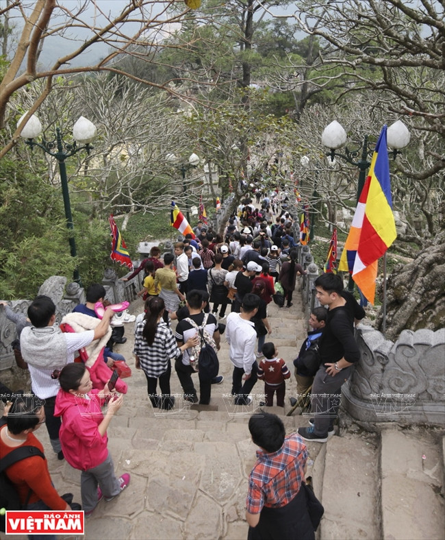 Hàng vạn người dân hành hương về miền đất Phật Yên Tử ảnh 11