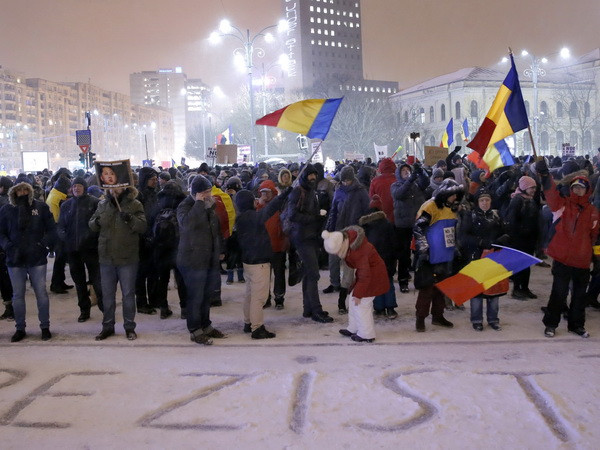 Người biểu tình Romania tiếp tục xuống đường đòi chính phủ từ chức ảnh 1