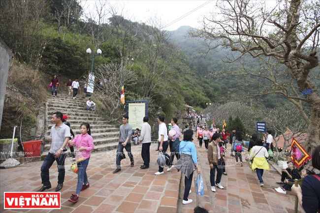 Hàng vạn người dân hành hương về miền đất Phật Yên Tử ảnh 8