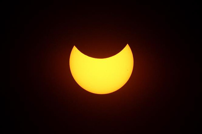 Hàng nghìn người đổ xô về vùng hẻo lánh của Australia đón nhật thực ảnh 1