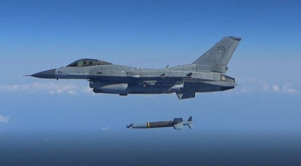Máy bay Hàn Quốc phóng tên lửa không đối đất. (Ảnh: Reuters) Hàn Quốc phê duyệt dự án lớn để tự chế tạo máy bay tác chiến điện tử ảnh 1