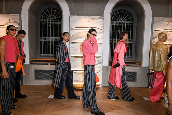 Sự giao thoa giữa pop art hiện đại và chủ nghĩa cổ điển của Versace ảnh 1