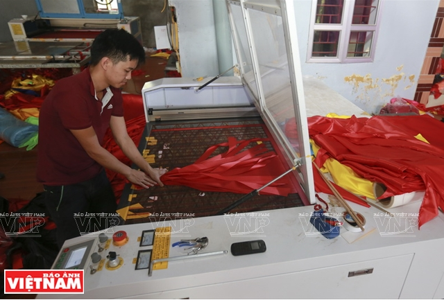 Ngôi làng có truyền thống hơn 70 năm tạo nên những lá cờ Tổ quốc ảnh 2