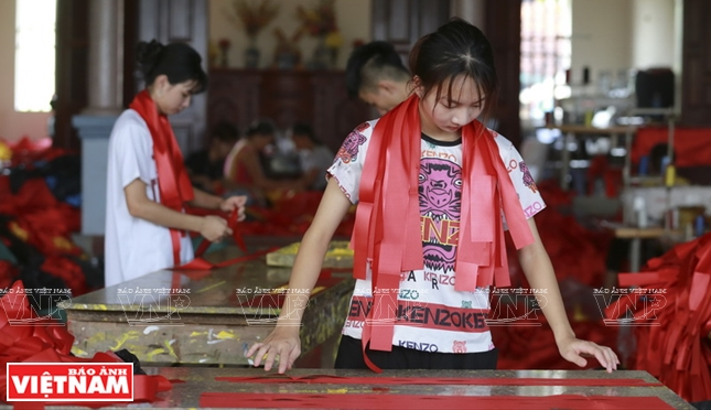 Ngôi làng có truyền thống hơn 70 năm tạo nên những lá cờ Tổ quốc ảnh 6