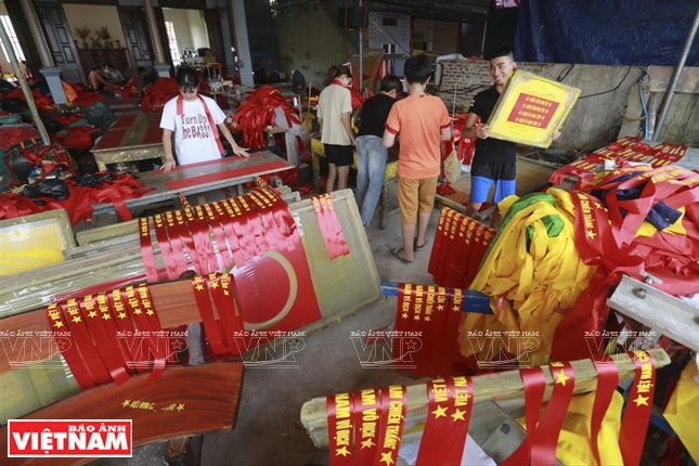Ngôi làng có truyền thống hơn 70 năm tạo nên những lá cờ Tổ quốc ảnh 5