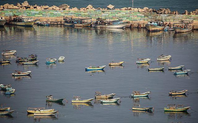 Israel cho phép ngư dân đánh bắt cá ngoài khơi Dải Gaza ảnh 1