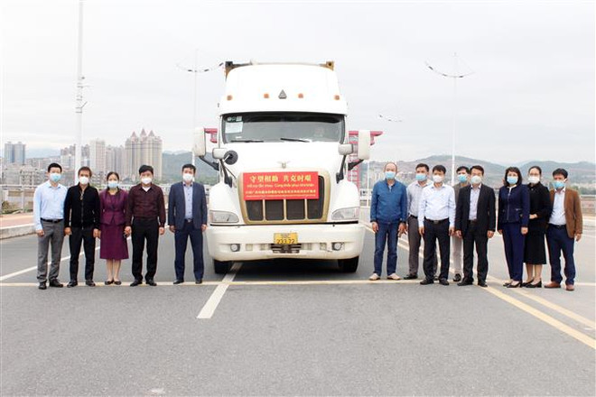 Quảng Ninh tiếp nhận vaccine, vật tư y tế do Trung Quốc viện trợ ảnh 1