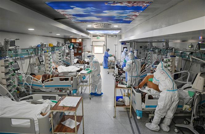 Điều trị cho bệnh nhân nhiễm COVID-19 tại bệnh viện ở Bucharest, Romania. (Ảnh: AFP/TTXVN) Khoảng 115.000 nhân viên y tế trên toàn cầu tử vong do COVID-19 ảnh 1