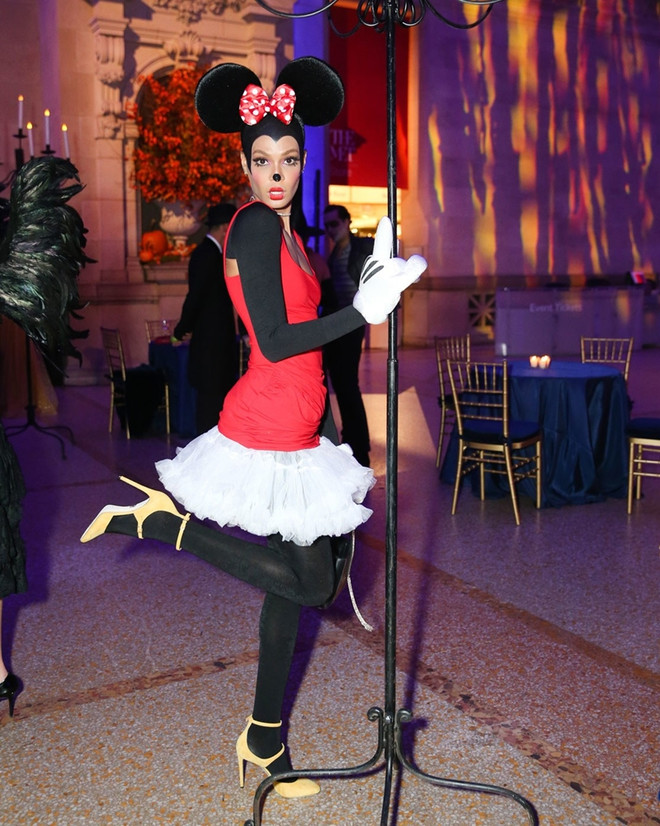 Mỹ nhân Hollywood ''quậy tung'' Halloween với trang phục ấn tượng ảnh 11