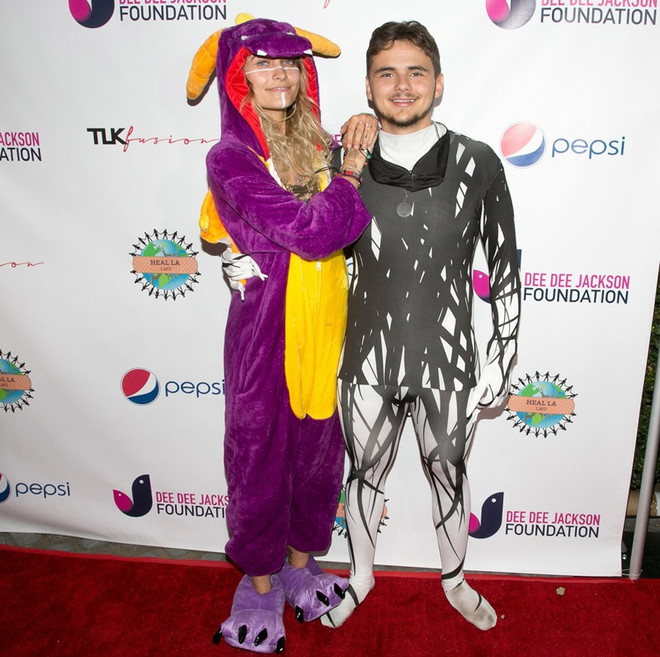 Mỹ nhân Hollywood ''quậy tung'' Halloween với trang phục ấn tượng ảnh 21