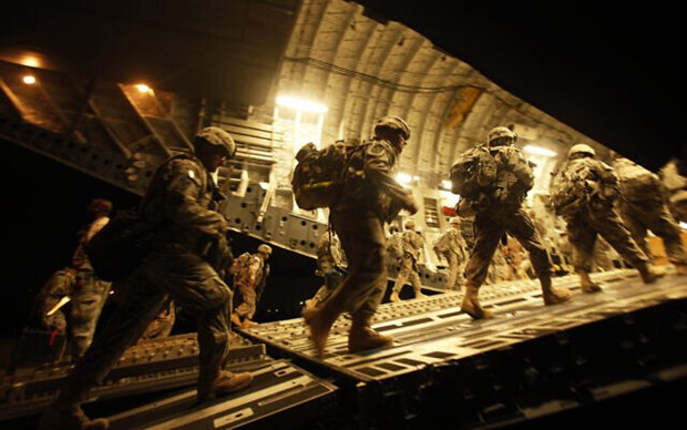 Các binh sỹ Mỹ đi lên một chiếc máy bay C-17 tại sân bay quốc tế Baghdad, Iraq. (Nguồn: AP) Quan chức Iran kêu gọi các lực lượng Mỹ rời khỏi Iraq và Syria ảnh 1