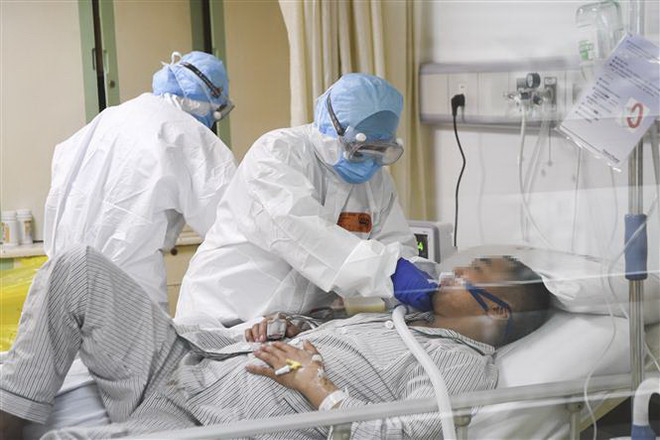 Điều trị cho bệnh nhân nhiễm virus corona chủng mới tại một bệnh viện ở Trùng Khánh, Trung Quốc. (Ảnh: THX/TTXVN) Nga: Chưa đủ thông tin khẳng định nCoV chỉ lây nhiễm giữa người gốc Á ảnh 1
