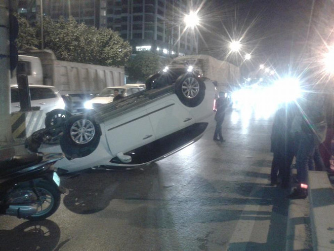 Hà Nội: Xe con chở cả gia đình bất ngờ mất lái và lật nhào ảnh 1