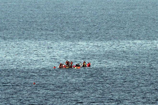 Hy Lạp cứu 75 người di cư trên một chiếc thuyền buồm ảnh 1