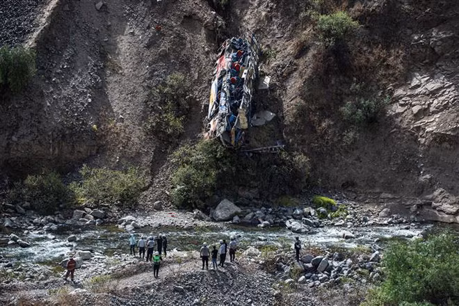 Bolivia: Xe buýt lao xuống khe núi khiến ít nhất 23 người tử nạn ảnh 1