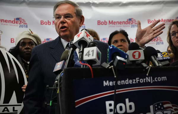Nghị sỹ tai tiếng Bob Menendez tiếp tục được bầu vào Thượng viện Mỹ ảnh 1