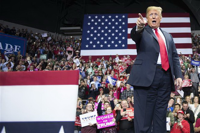 Tổng thống Mỹ Donald Trump trong cuộc vận động bầu cử Quốc hội giữa nhiệm kỳ tại Fort Wayne, Indiana ngày 5/11/2018. (Ảnh: AFP/TTXVN) Bầu cử giữa kỳ Mỹ: Khả năng Quốc hội bị chia rẽ trong năm 2019 ảnh 1
