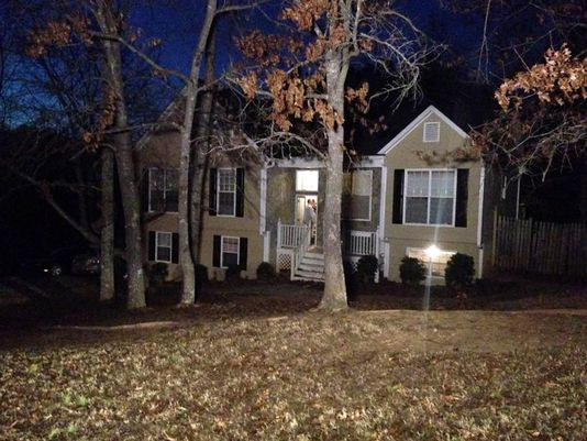 Năm người thiệt mạng, 2 trẻ em bị thương trong vụ xả súng tại Mỹ ảnh 1