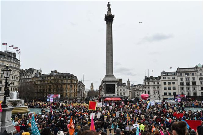 Giáo viên, nhân viên dịch vụ công tại Anh đình công yêu cầu tăng lương ảnh 1