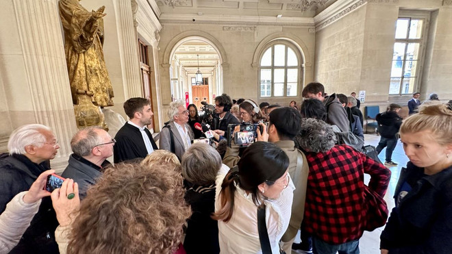 Các luật sư của bà Trần Tố Nga trả lời phỏng vấn báo chí sau phiên tòa phúc thẩm Paris ngày 7/5. (Ảnh: Thu Hà/TTXVN) ttxvn-tran to nga3.jpg