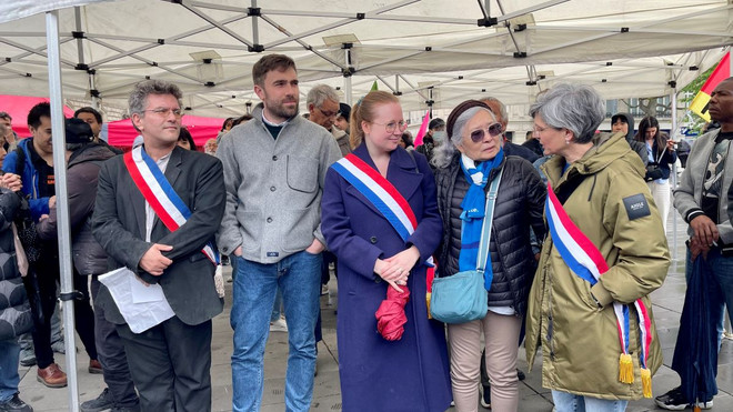 Nhiều chính trị gia, dân biểu, thị trưởng các quận của Paris và thành phố lân cận, cùng đại diện các đảng phái cánh tả, các nhà hoạt động phong trào đấu tranh vì môi trường đã tới tham dự và bày tỏ sự ủng hộ. (Ảnh: Thu Hà/TTXVN) ttxvn-tran to nga4.jpg